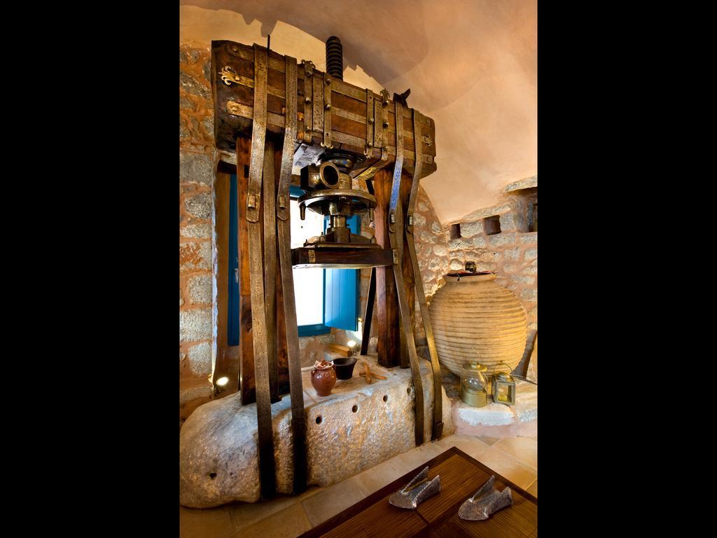 Aparthotel Arapakis Historic Castle Pírgos Dhiroú Esterno foto