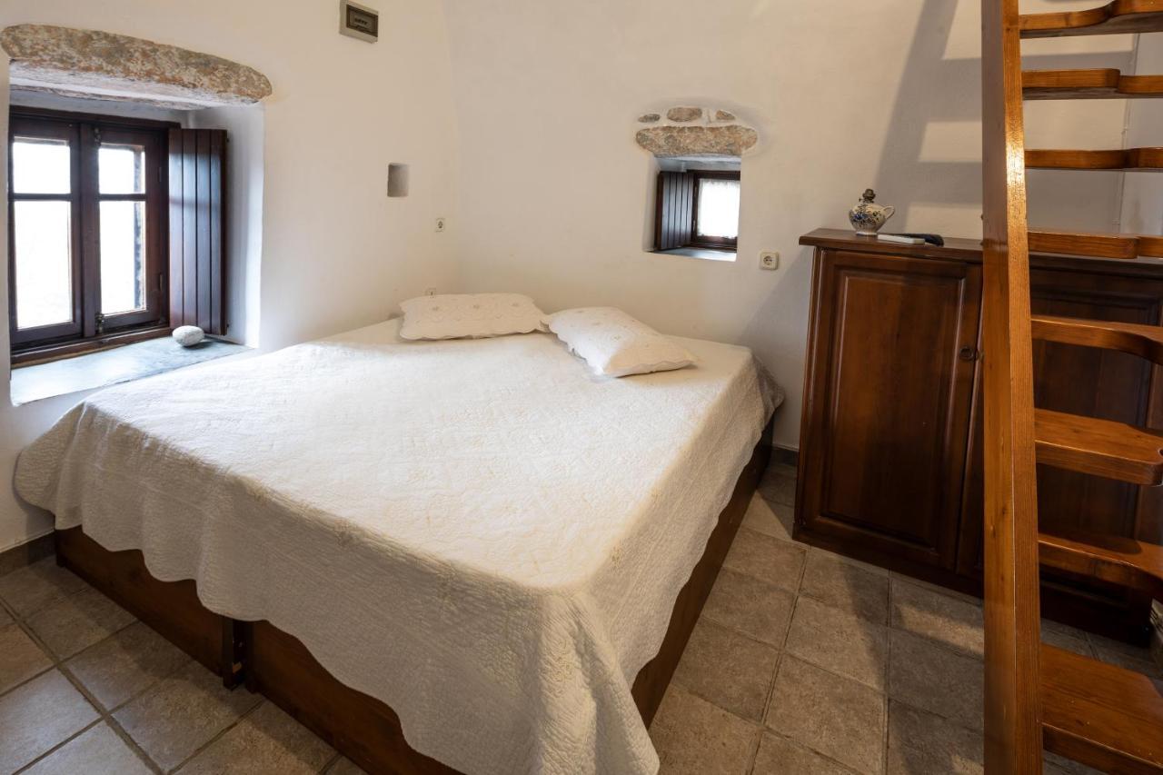 Aparthotel Arapakis Historic Castle Pírgos Dhiroú Esterno foto