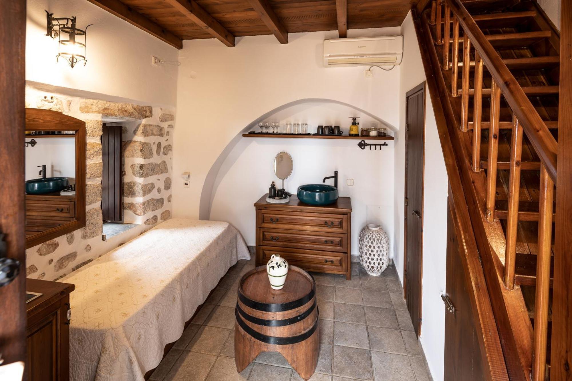 Aparthotel Arapakis Historic Castle Pírgos Dhiroú Esterno foto
