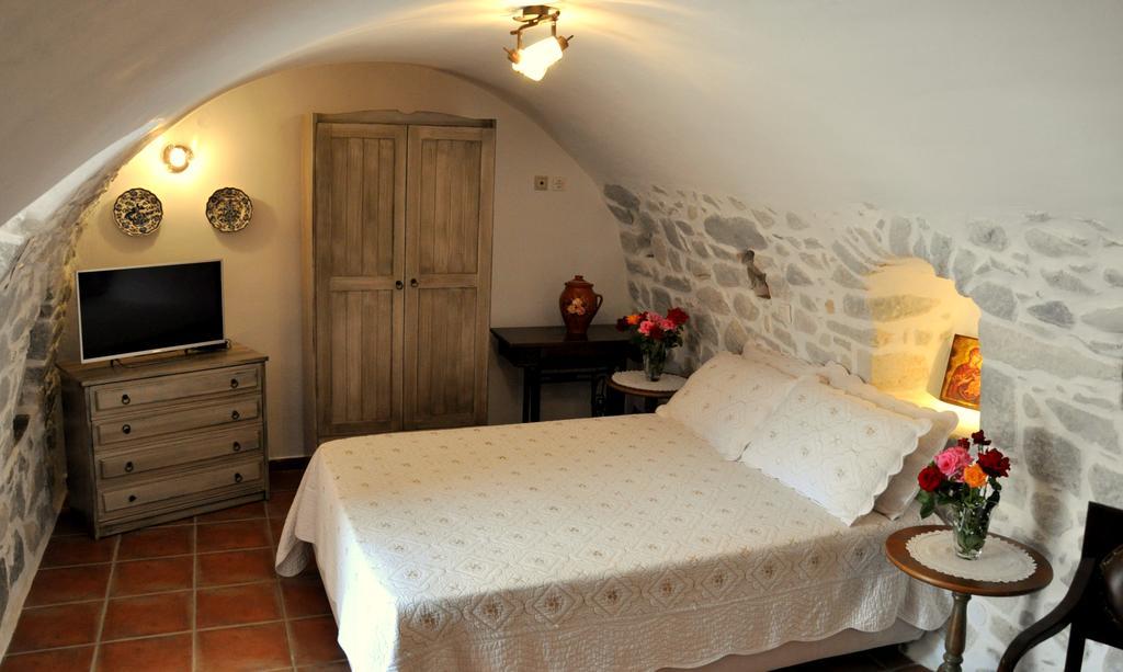Aparthotel Arapakis Historic Castle Pírgos Dhiroú Esterno foto