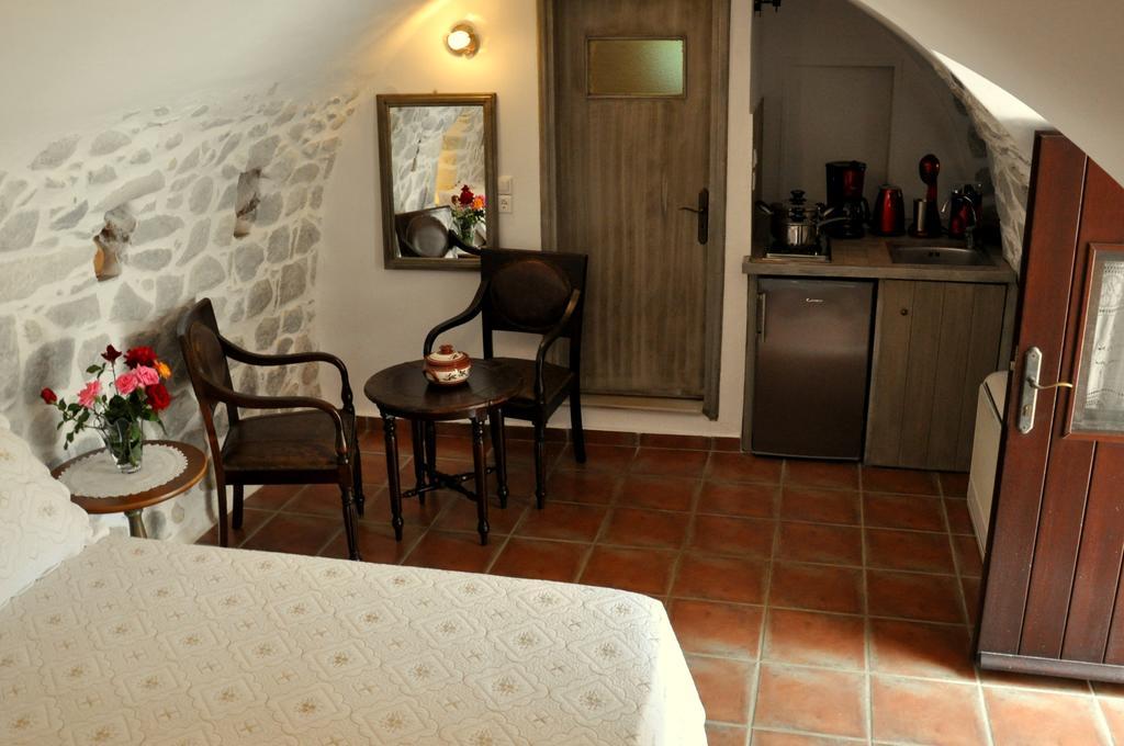 Aparthotel Arapakis Historic Castle Pírgos Dhiroú Esterno foto