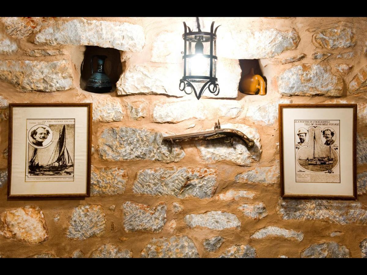 Aparthotel Arapakis Historic Castle Pírgos Dhiroú Esterno foto