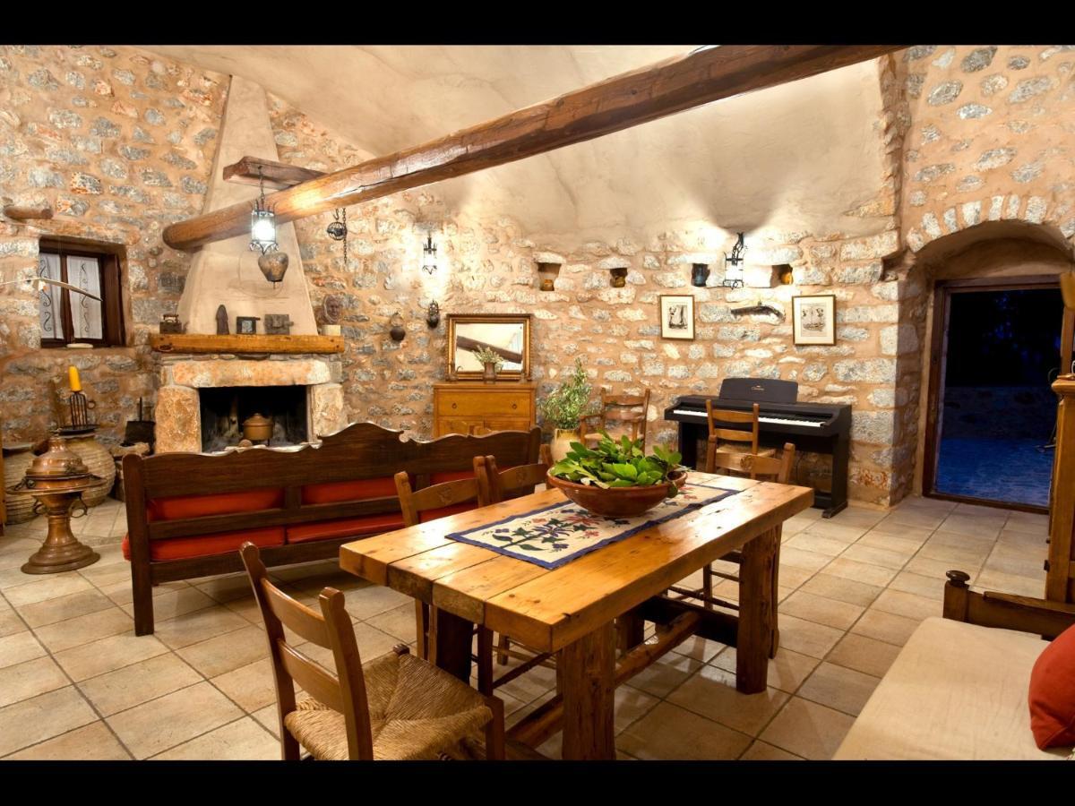 Aparthotel Arapakis Historic Castle Pírgos Dhiroú Camera foto