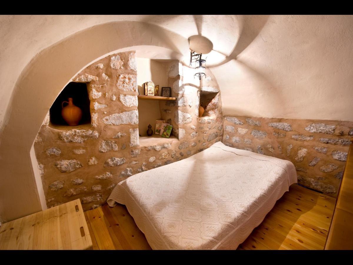 Aparthotel Arapakis Historic Castle Pírgos Dhiroú Esterno foto